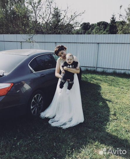 Белое вечернее платье