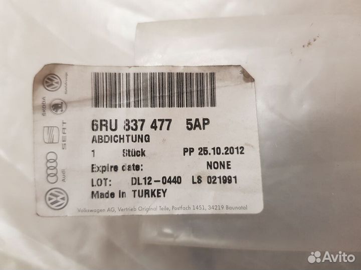 Уплотнитель стекла передней левой двери VW polo