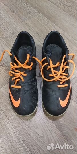 Футбольные бутсы играл на искусственном покрытие