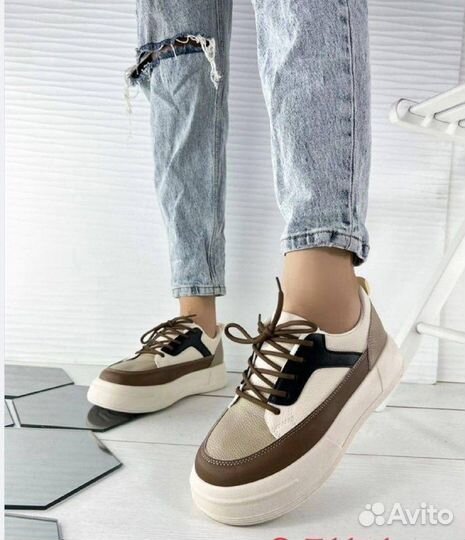 Кроссовки женские