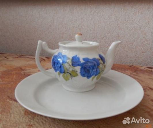 Чайник заварочный и тарелка под торт