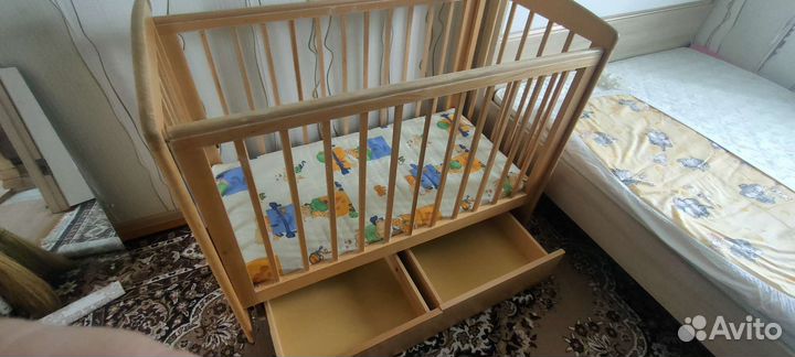 Детская кроватка с поперечным маятником