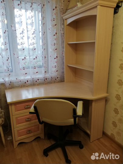 Угловой письменный стол с полками
