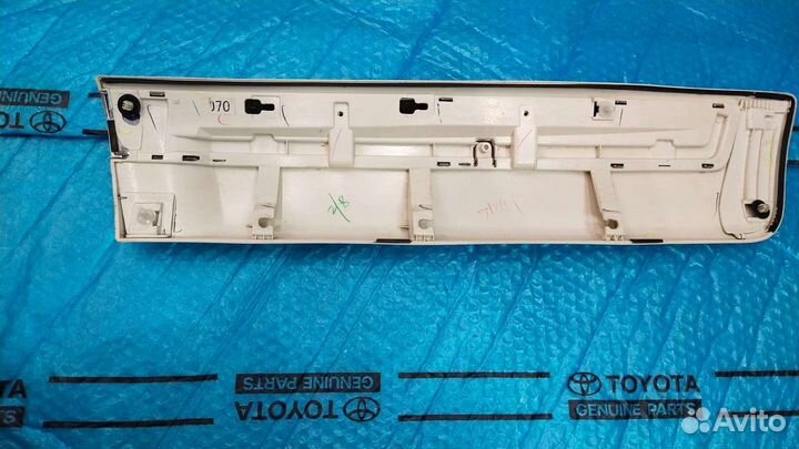 Молдинг Ленд Крузер 200 задний правый белый перл