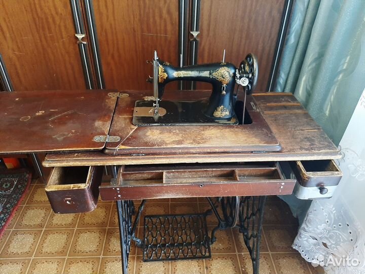 Антикварная швейная машинка на стальной станине