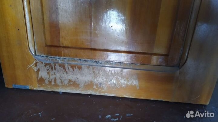 Дверь деревянная лакированная