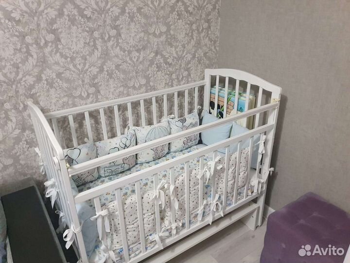 Детская кроватка с маятником