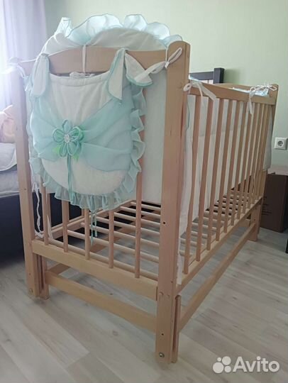 Детская кроватка с маятником и бортиками