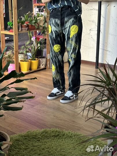 Джинсы багги с кислотным принтом