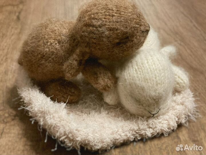 Вязаный зайчик спящий