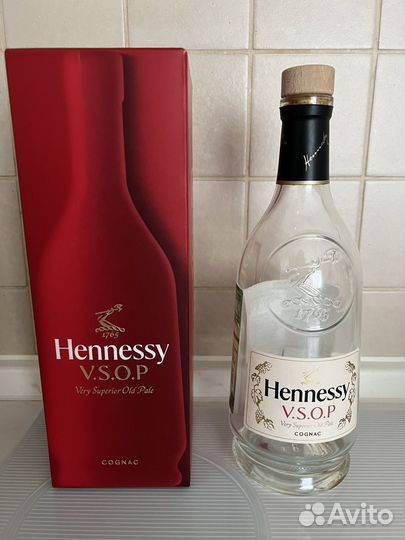Коробка и пустая бутылка от коньяка Hennessy