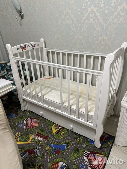 Кровать и пеленальный комод