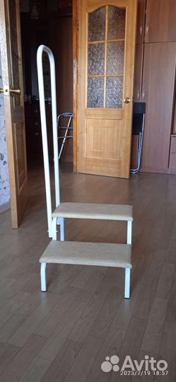 Ступенька с поручнем для ванной