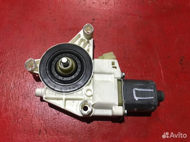 Моторчик стеклоподъемника передний правый W212