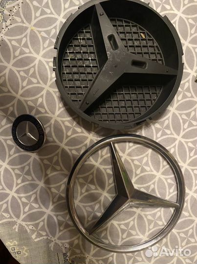 Знак на решетку и значок на капот