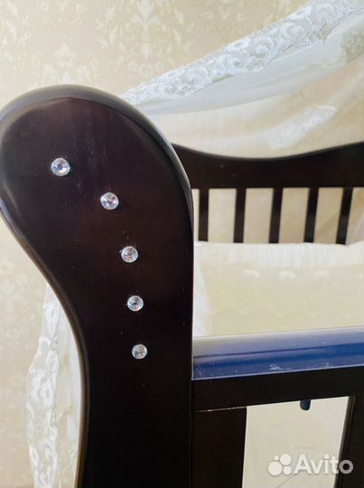 Детская кроватка с маятником и ящиком