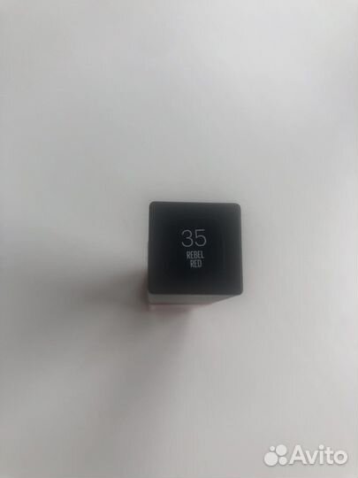 Блески для губ разные