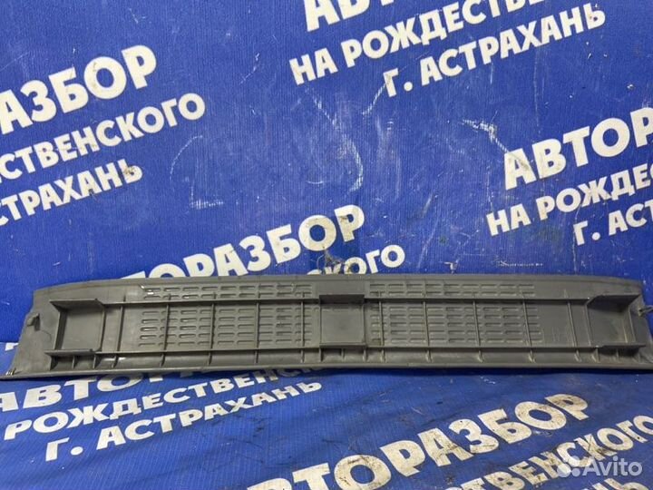 Внутренняя накладка порога. Toyota Noah минивен