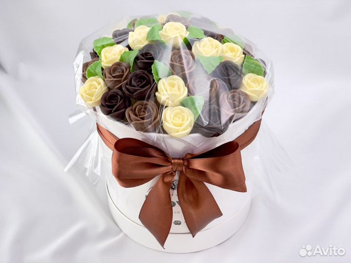 Шоколадные розы в коробке