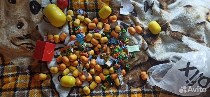 Игрушки Киндер сюрприза, мелкие, средние и одна бо