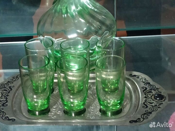 Рюмки стопки зеленое стекло на подносе СССР Винтаж
