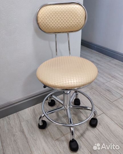 Офисное кресло бежевое