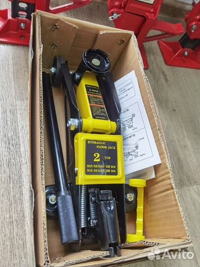 Домкрат подкатной гидравлический 2.т