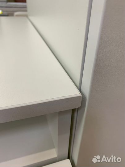 Стол письменный белый