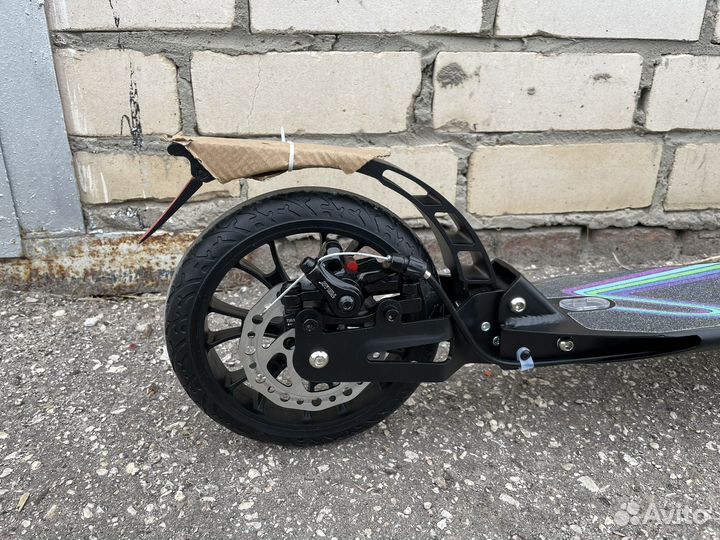 Самокат с амортизаторами и ручным тормозом