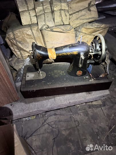 Старинная швейная машинка