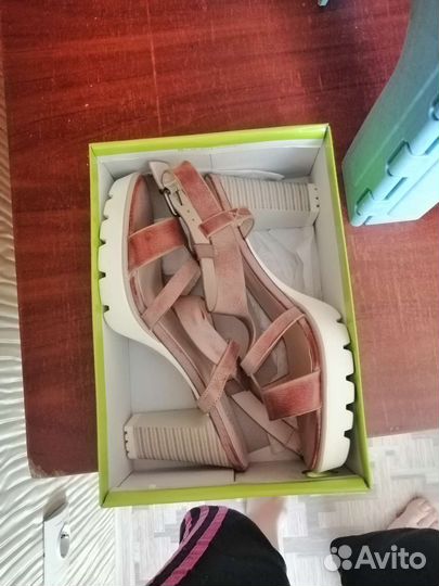 Босоножки женские