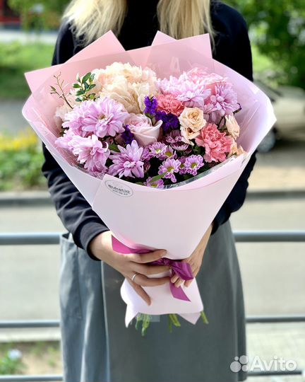 Букет из живых цветов, из роз для близких лилий