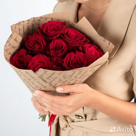 9 красных роз в крафте