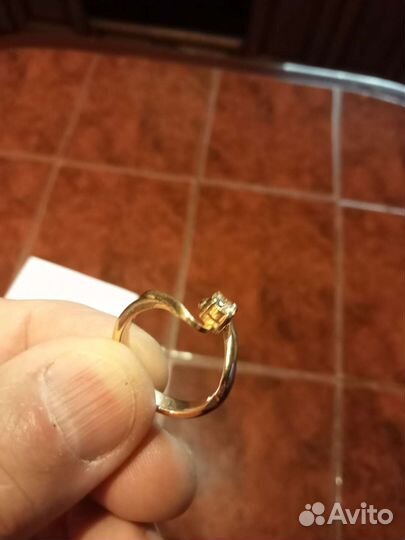 Золотое кольцо с бриллиантом 17,5 размер