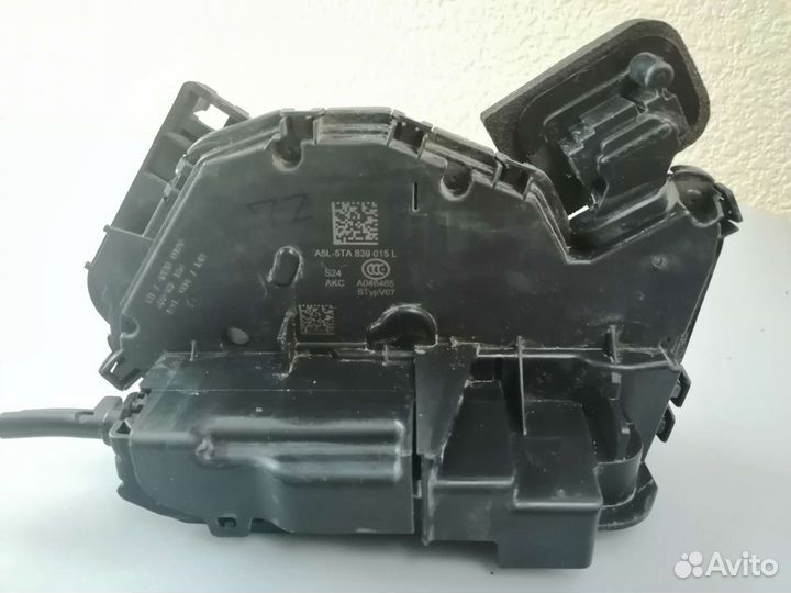 Замок двери задней лев/пр Skoda Rapid II