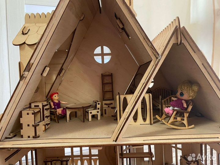 Деревянный кукольный домик с мебелью
