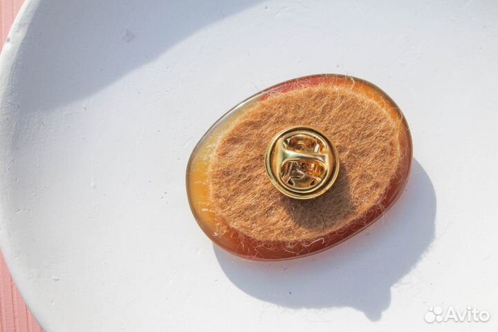 Брошь из натурального камня оникс