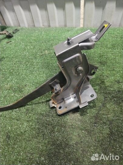 Педаль сцепления Chevrolet Aveo B12D1 2011
