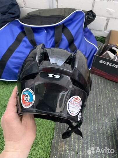 Хоккейный шлем