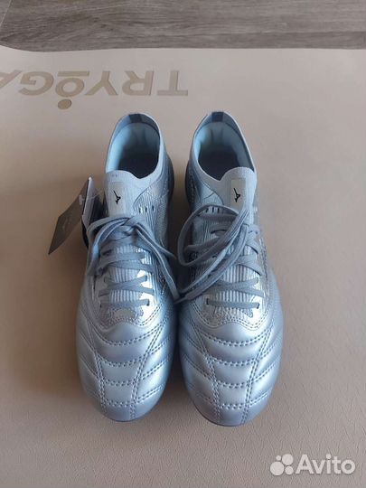 Футбольные бутсы mizuno