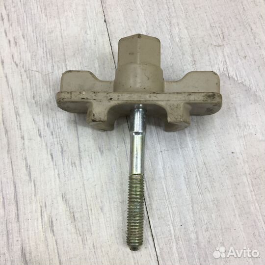 Крепление запасного колеса гайка Kia RIO 3