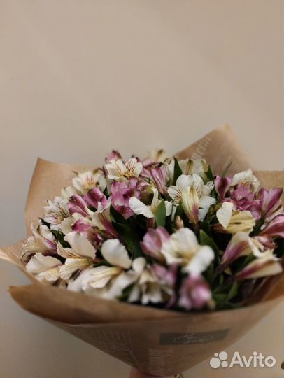 Букет белых и розовых альстромерий