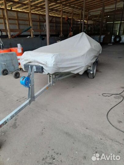 Лодка моторая