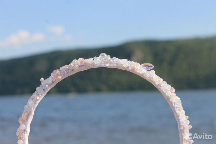 Ободок с бусинами праздничный ручной работы