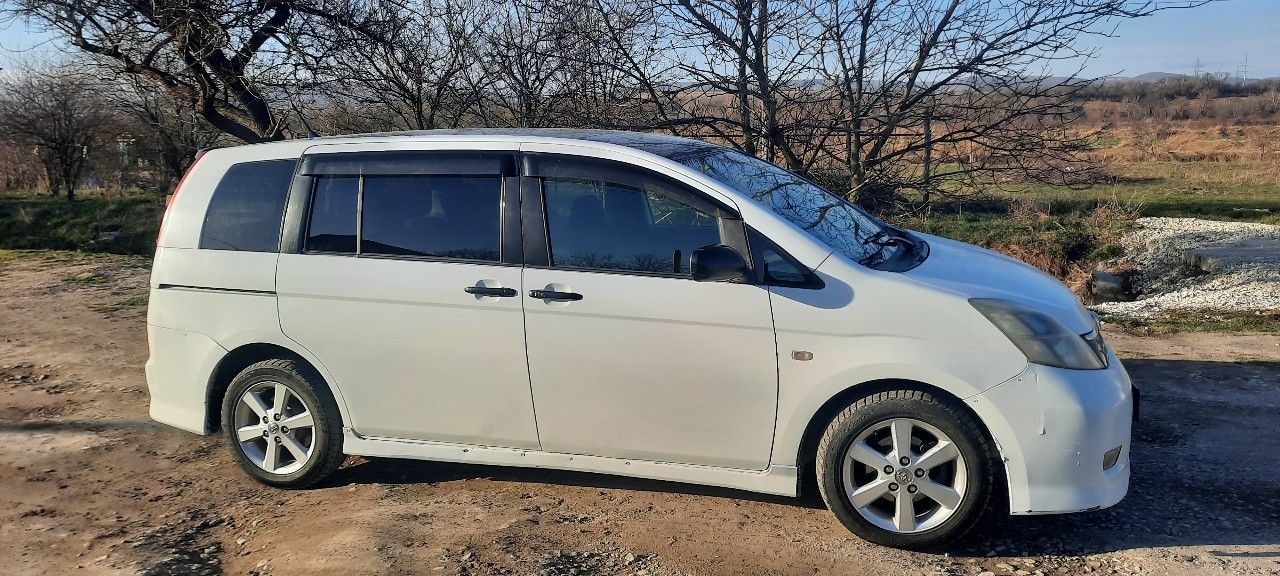 Toyota Isis: фото владельца