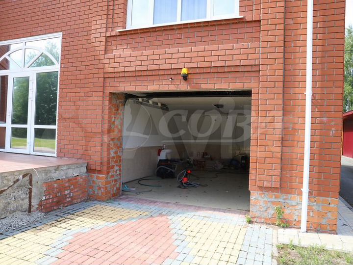 Коттедж 370 м² на участке 20 сот.