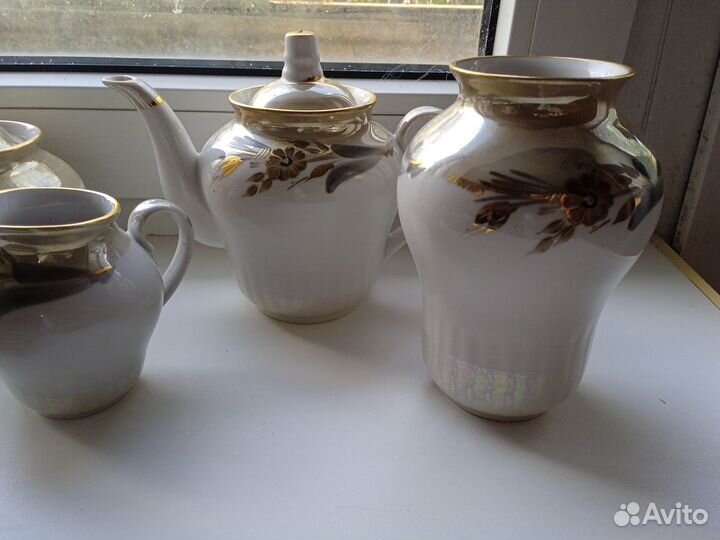 Посуда сервизы, чашки, чайники, блюдца