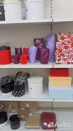 Подарочные коробки и пакеты