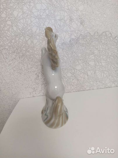 Фарфоровая статуэтка 