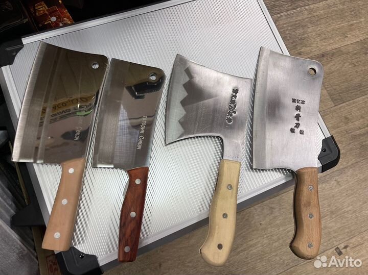 Кухонные ножи и топорик